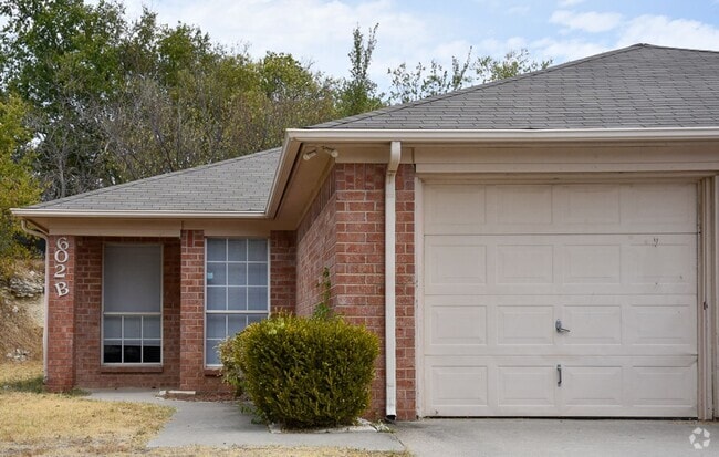 Building Photo - Spacious 3 Bedroom 2 Bath duplex Decatur TX Rental