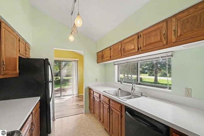 Photo - 983 Meadowbrook Dr