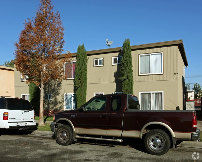 Photo - 227 W Wilson Ave Apartments