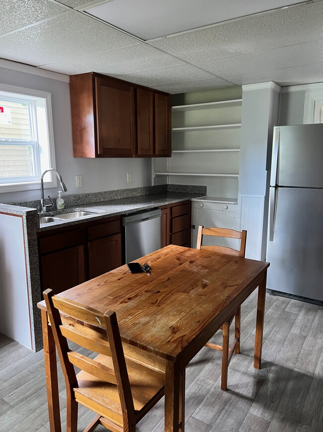 Photo - 408 Hillview Pl