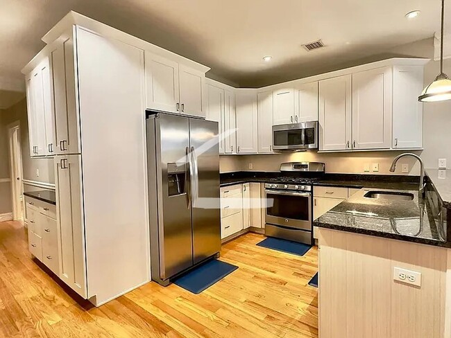 Building Photo - Amazing 2 bed 2 bath in the South End!!