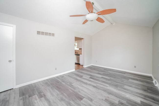 Photo - 317 NE Lakeview Dr
