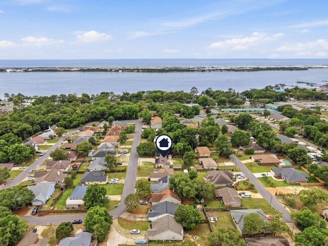 Building Photo - Spacious Split Floor Plan Home!
