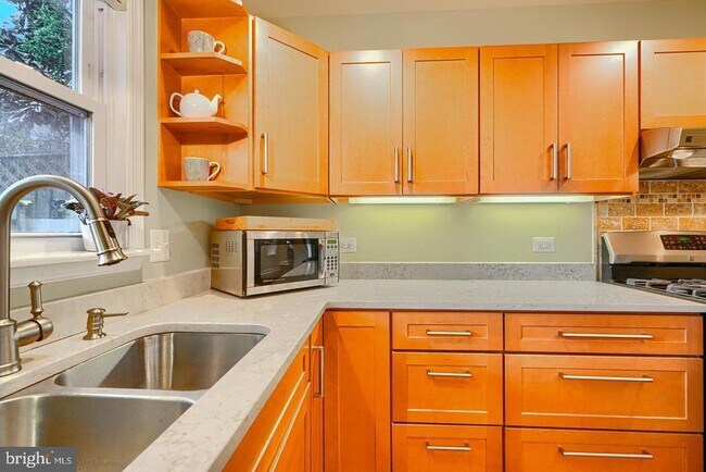 Photo - 1806 Bank St