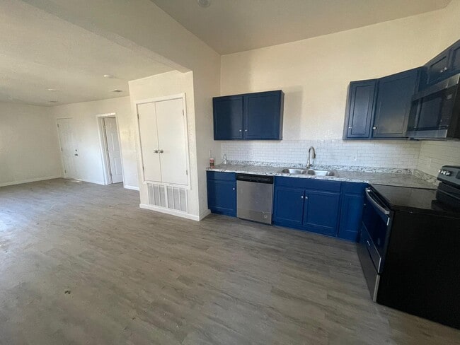 Building Photo - 704 E Harvey Ave Rental