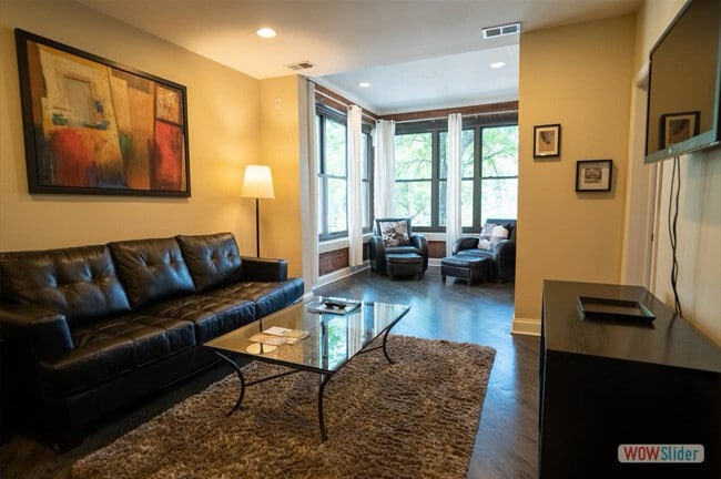 Building Photo - 2104 W Roscoe St Unit 2