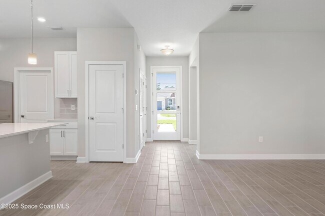 Photo - 570 Town Rd SW