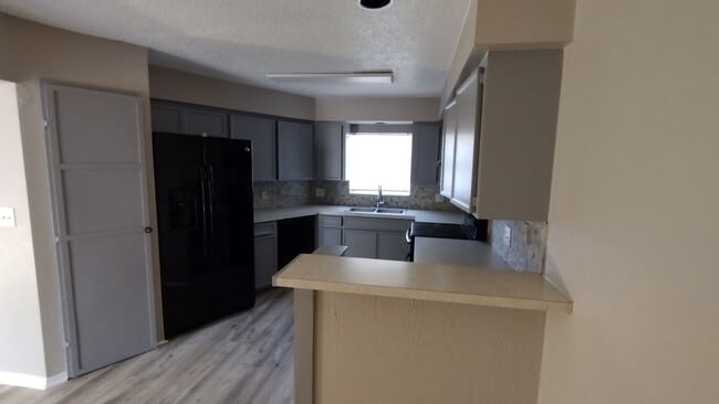 Building Photo - 4015 Apache Cir Unit 4011 Apache Circle