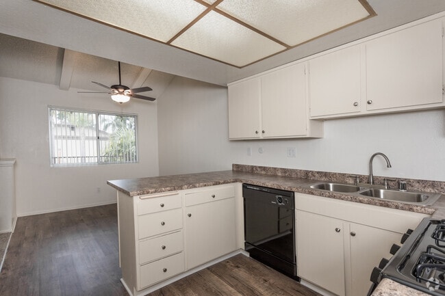 2BR, 2BA - 1025 SF