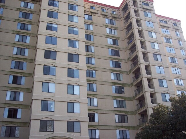 Building Photo - 1600 Park Cir
