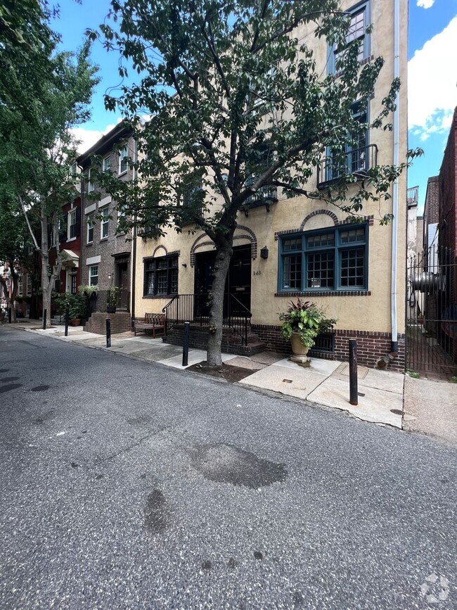 Building Photo - Beautiful Old World 2 Bed + Den Townhouse ...