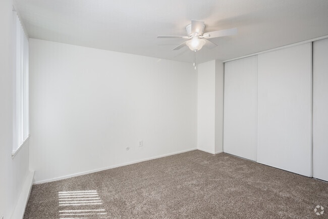 2BR, 1BA - 850SF - Bedroom - Lincoln-Moody Apartments