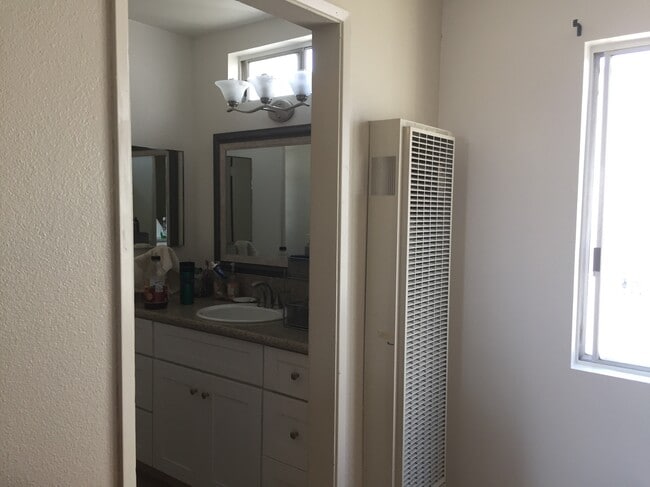 Photo - 4350 Maple St