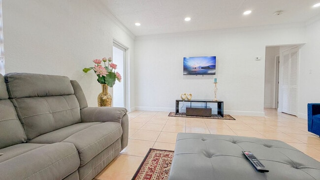 Photo - 340 Tamiami Canal Rd Unidad SI FL1-ID1463287P