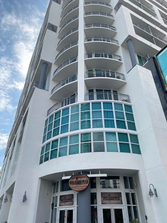Building Photo - 1 bedroom and 1 bath condo located east side of Biscayne Blvd Miami Florida