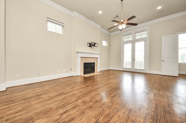 Photo - 210 E 28th St