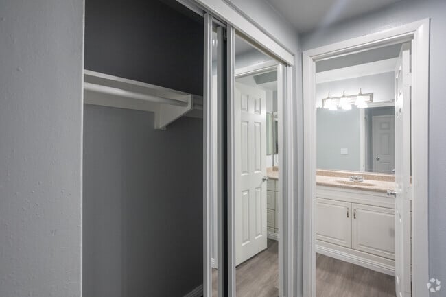 1BR, 1BA - 810SF