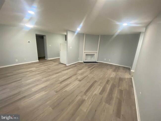 Building Photo - 5801 Quantrell Ave Unit L9