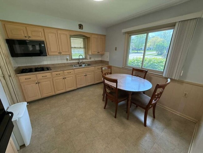 Building Photo - 3 BED 1.5 BATH SINGLE FAMILY HOME