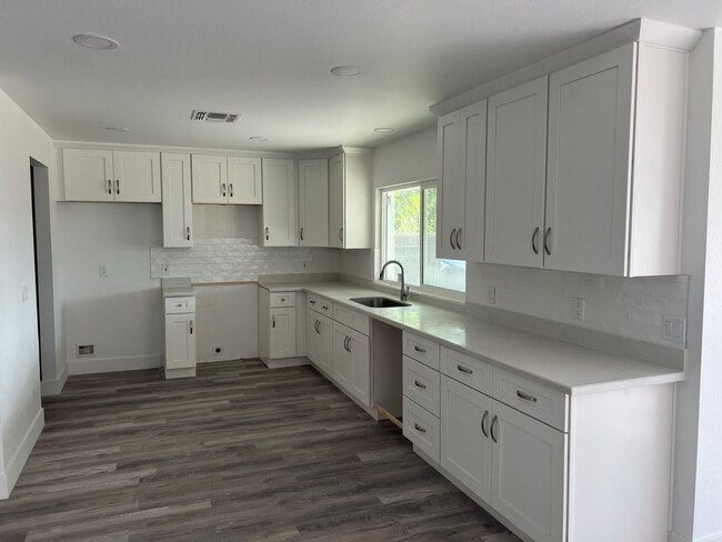Building Photo - Remodeled 4 Bed/2 Bath in great ASU neighborhood