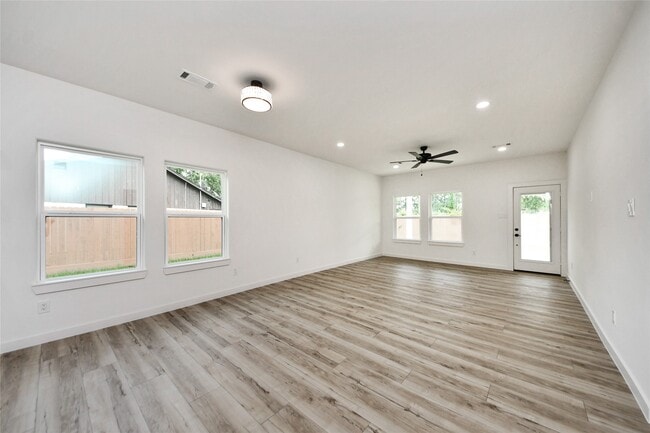 Photo - 226 Glencairn Ct