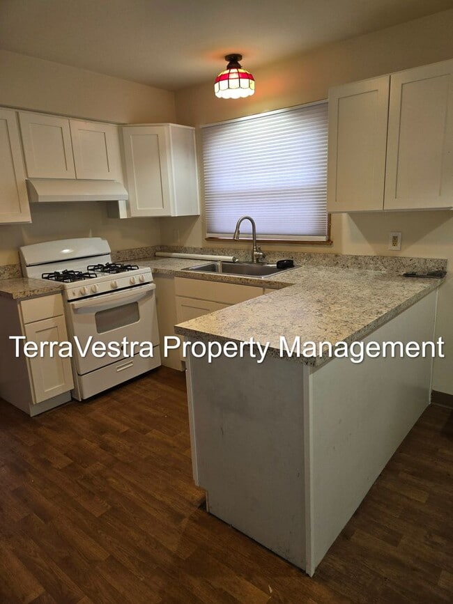 Photo - Available 1/2026! 6 Bedroom College Rental 2 Kitchens!!