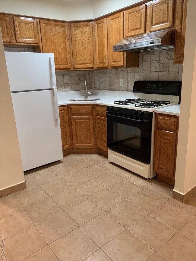 Building Photo - 84-17 Lander St