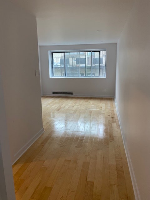 Building Photo - 5491 Av. Victoria Unit 109A