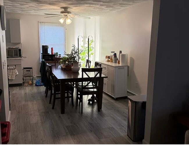 Cocina con puerta de acceso a la entrada. - 294 Grosvenor Ave Unidad 294