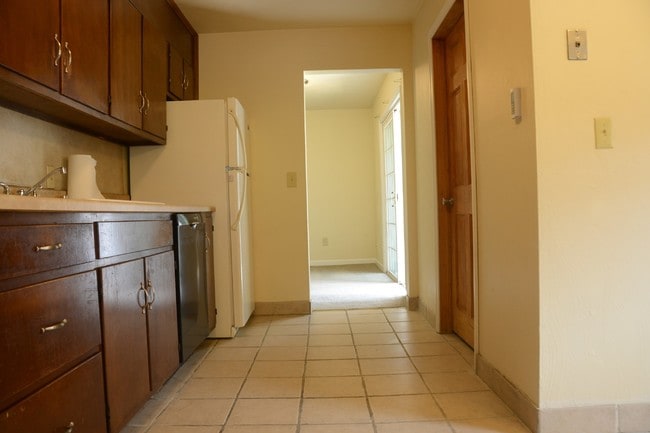 Kitchen - 708 Torrey Ln Unit 1
