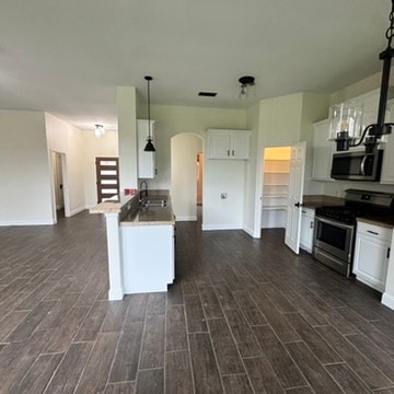 Photo - 409 Hardwicke Ln