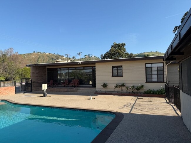 Building Photo - 3590 Buchanan St