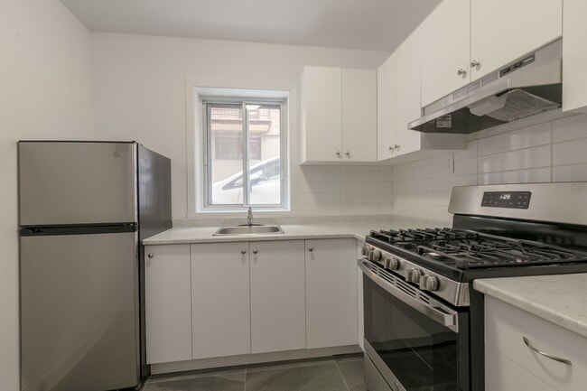 Building Photo - 4585 Av. Dupuis Unit 2