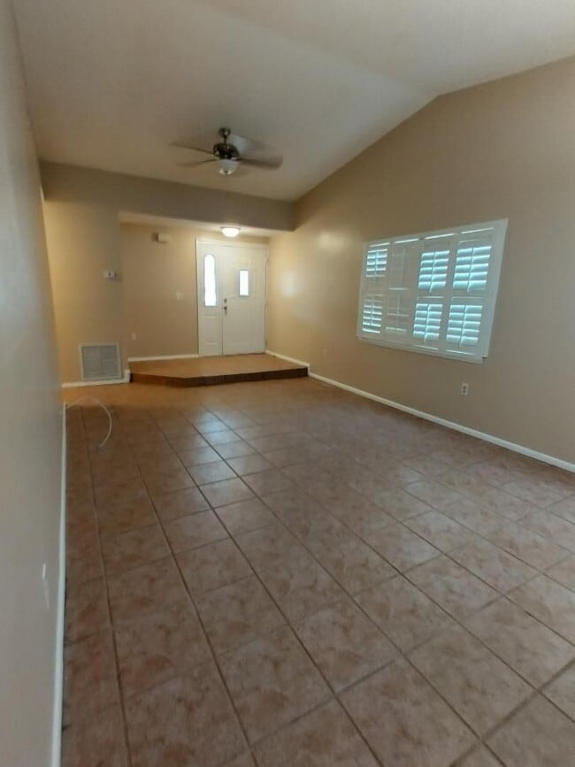202 Perth Ct
