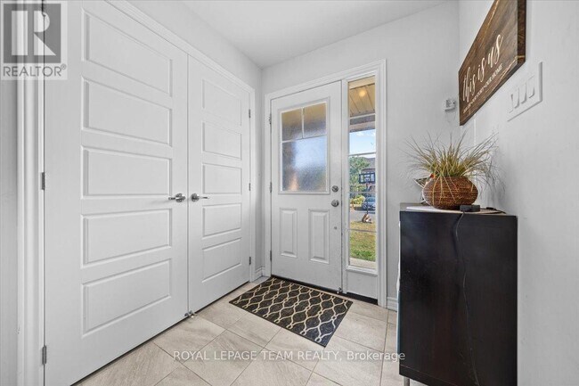 Photo - 814 Stallion Cres