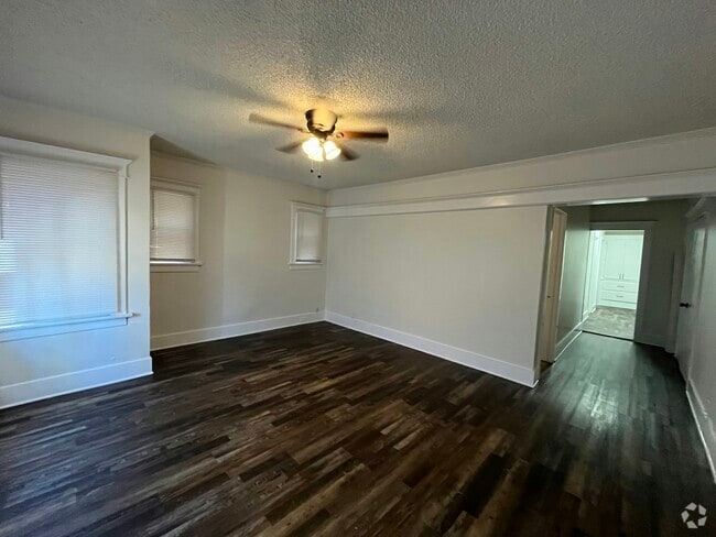 Building Photo - 943 Cedar Ave Rental