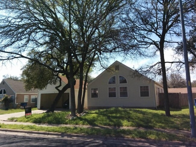 Building Photo - Charming Updated Duplex Unit B