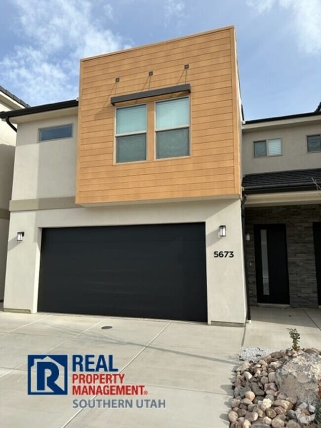 Building Photo - Townhome in South Desert