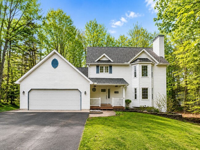 Building Photo - GORGEOUS 3 BEDROOM HOME ON WEST SIDE OF TRAVERSE CITY