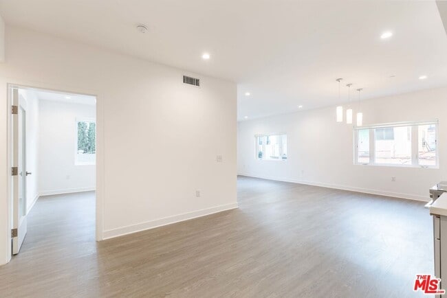 Building Photo - 843 Wilcox Ave Unit 202 Rental