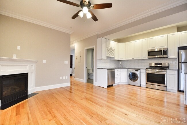 Building Photo - 57 W Seventh St Unit 3