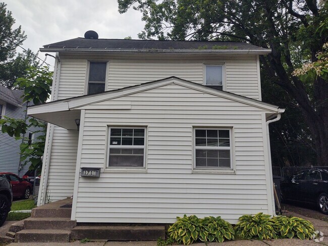 Building Photo - 2 Bedroom House in Rock Island