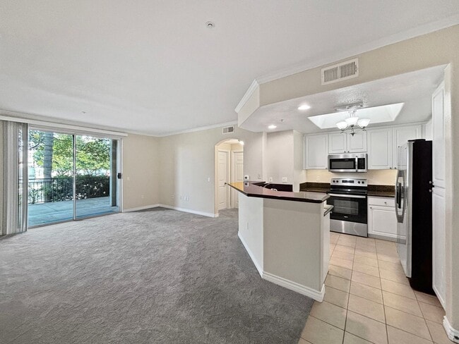 Building Photo - Beautiful 2BD/2BA Condo in La Jolla W/ W/D... Unit E109