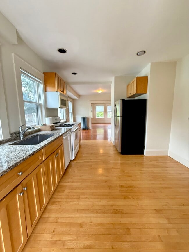 Building Photo - 68 Putnam St Unit 2 Rental