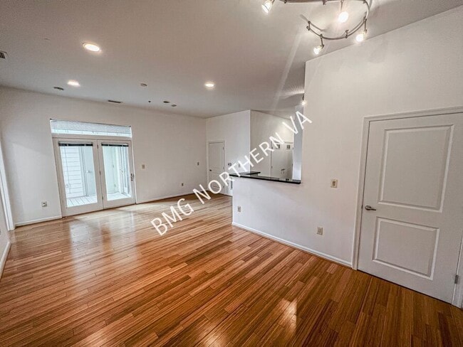 Photo - 309 Holland Ln