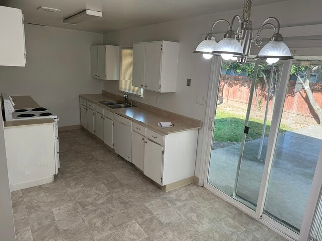 Photo - 2361 Thompson Way