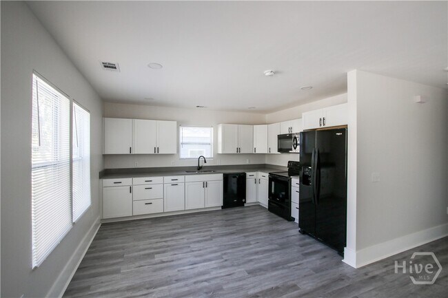 Photo - 1113 E 69th St