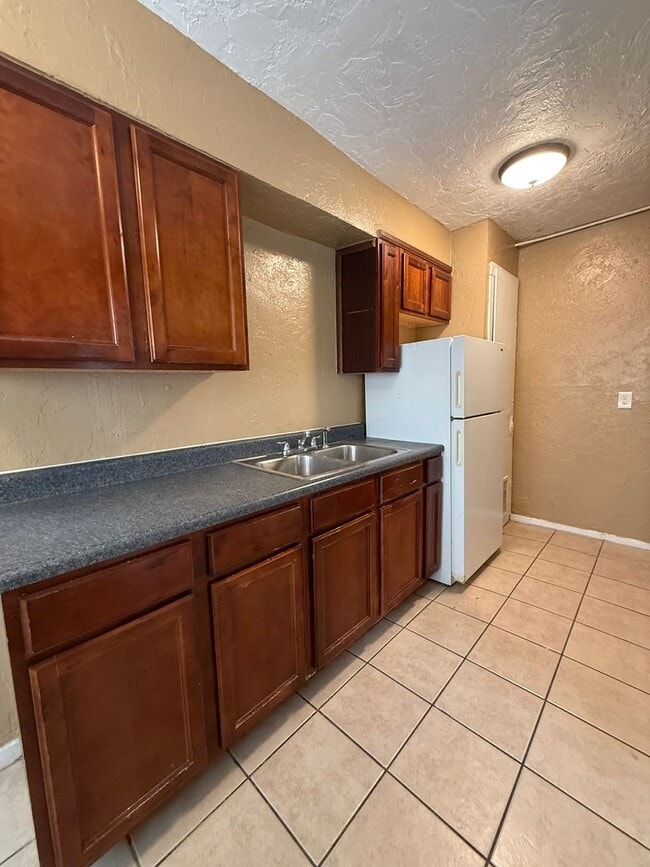 Building Photo - Cozy 1BR in the Heart of OKC – Walk to Plaza District Unit B
