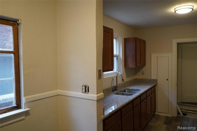 Photo - 7010 Thatcher St