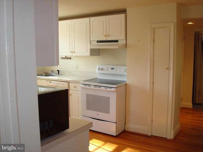 Photo - 605 Norway Rd